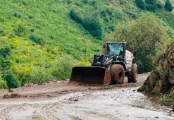 Yüksekova'da heyelan nedeniyle mezra yolu ulaşıma kapandı