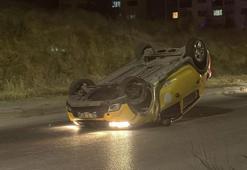 Virajı alamayan ticari taksi ters döndü iki yolcu yaralandı