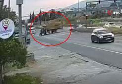 Nazilli ilginç kaza kamerada: Traktörün römorkundan yol kenarındaki adamın üzerine balya düştü