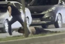 Elindeki bıçakla çevreye saldıran şahsı bir tokatla yere serdi sürükleyerek götürdü