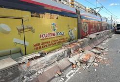 Kontrolden çıkan otomobilin çarptığı refüjden kopan taşlar tramvaydan içeri girdi: 4 yolcu yaralı