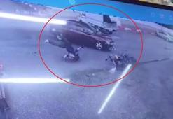 Otomobille çarpışan motosikletlinin ölümden döndüğü kaza kamerada