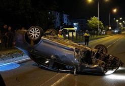 Refüje çarparak takla atan otomobilden burunları bile kanamadan çıktılar