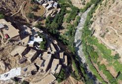 Görenler İsviçre sanıyor ama burası Bitlis: 300 yıldır tek bir taşı bile yerinden oynamadı, şimdi ziyaretçi akınına uğruyor!