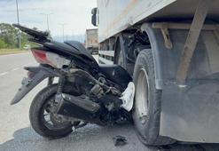 Kamyonun tekerleri arasına ok gibi saplanan motosikletin sürücüsü hayatını kaybetti
