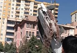Şahinbey'de kontrolden çıkan lüks otomobil köprü inşaatı çukuruna düştü