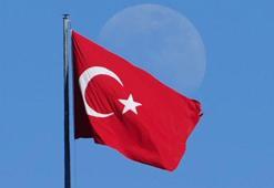 Mavi gökyüzünde dalgalanan Türk bayrağı ve ay manzarası