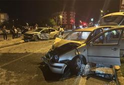 Kavşakta çarpışan iki otomobildeki 5 kişi yaralandı