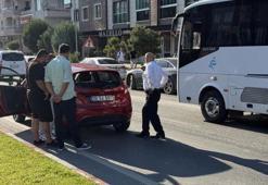 Yaya geçidinde yavaşlayan otomobile yolcu otobüsü çarptı
