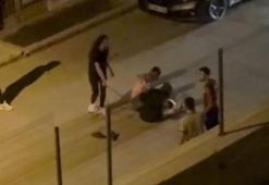 İki kadın ile bir şahsın sokak ortasındaki kavgası kamerada