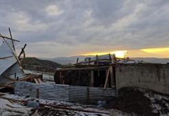 Dolu ve şiddetli rüzgar Ağrı’da bir evin çatısını uçurdu