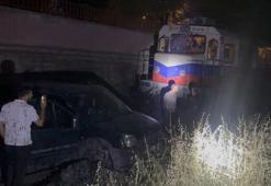 Elazığ'da yük treni hafif ticari aracı 120 metre sürükledi