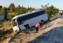 Seyir halindeyken lastiği patlayan servis aracı şarampole devrildi