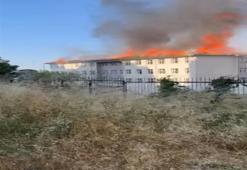 Beylikdüzü'nde okul çatısında yangın çıktı: İtfaiye ekipleri güçlükle müdahale etti