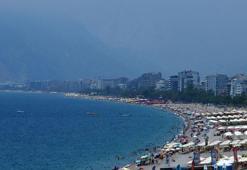 Antalya'da sıcak hava bunalttı nem yüzde 86'lara ulaştı, kentin üzeri nem bulutları ile kaplandı