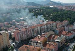 Kütahya'da yıldırım düşen apartmanın çatısında yangın çıktı