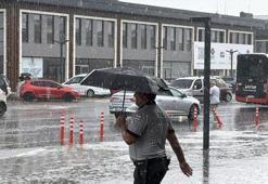 Düzce’de sağanak yağış etkili oldu cadde ve sokakları su bastı
