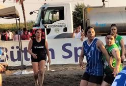 320 sporcu kavurucu sıcakta kıyasıya yarıştı! İşte plaj hentbolunun en büyükleri