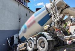 Ümraniye'de korku dolu anlar! Kontrolden çıkan beton mikseri binaya çarptı