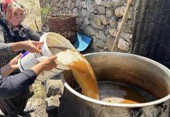 Bir damlası için günlerce emek veriliyor! Asırlık yöntemle kadınların mesaisi başladı