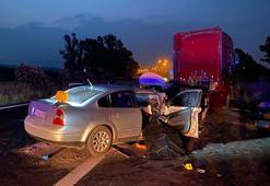 Adana'da emniyet şeridinde duran TIR'a otomobil çarptı! Feci kazada 2 kişi can verdi