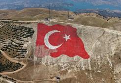 Ahır Dağı'ndaki dünyanın en büyük Türk bayrağı yeniden eski görkemine kavuştu