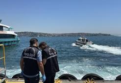 Vapurdaki yolcular fark etti, denizden çıkanı görünler dehşete kapıldı