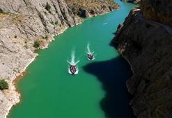 Fırat'ın serin sularında macera başladı: Karanlık Kanyon’da bot safarisi