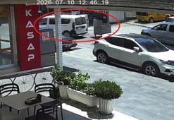 Caddeye hızla dalan çöp konteyneri araca çarptı: O anlar kamerada
