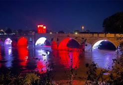 Edirne'de Meriç ve Tunca köprüleri 15 Temmuz için kırmızı beyaza büründü