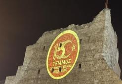 3 bin yıllık Birecik Kalesi'nde 15 Temmuz'a özel ışık gösterisi! Surlara yansıtıldı