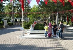 Herkes kahramanının mezarına koştu: Şehit Ömer Halisdemir dualarla anıldı