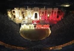 Hierapolis ve Pamukkale, 15 Temmuz'un 10'uncu yılında kırmızı-beyaz renklerle aydınlatıldı