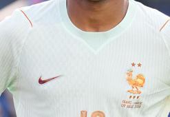 Fransa milli takımında oynadı, 2. Lig takımına transfer oldu