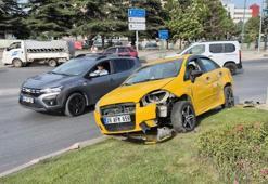 Tepebaşı'nda araç ile çarpışan otomobil kavşaktaki refüje çıktı
