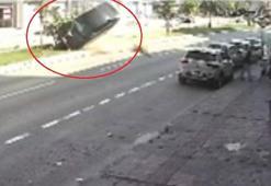 Ağaçlara ve aydınlatma direğine çarpan otomobilin takla attığı kaza kamerada