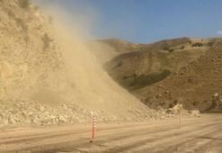 Van-Yüksekova yolunda kaya parçaları ulaşımı aksattı