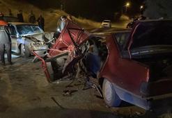 2 otomobil kafa kafaya çarpıştı 6 kişi yaralandı