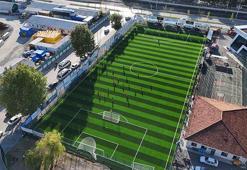 Harmanlıkspor oyuncuları yenilenen zeminde ilk antrenmana hevesle çıktı