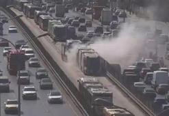 Avcılar'da metrobüsün motoru alev aldı! Yolcular panik yaşadı