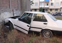 Duvara çarpan otomobilin sürücüsü kayıplara karıştı