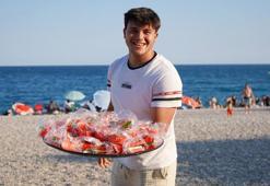 Plajda ücretsiz dağıtıyor! Antalyalı gencin karpuz sandviçi turistlerin yeni gözdesi oldu