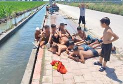Adana sıcağına çocukların çözümü basit oldu: Kaldırımı plaja çevirdiler
