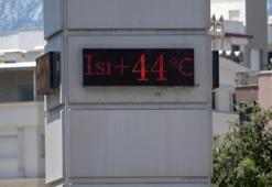 Antalya'da termometreler patladı! 44 dereceyi görenler denize akın etti