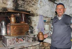 93 yaşında her gün kapısını açıyor! 70 yıllık taş kahvehaneyi tek başına yaşatıyor
