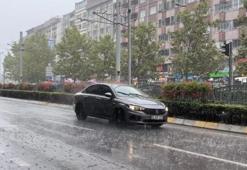 Kocaeli'de bir anda bastırdı! Sağanak yağmur hayatı felç etti