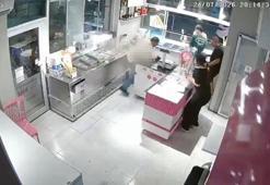 Dondurmacıdaki dehşete düşüren görüntüler ortaya çıktı! Önce cep telefonundaki kişiye el salladı, sonra tabancayla öldürdü