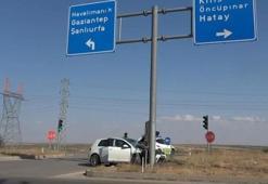 Kilis'te kontrolden çıkan otomobil yön tabelasına çarptı