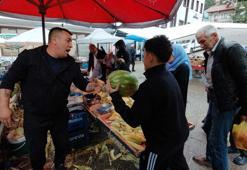 Mudurnu’da hayırsever esnaf 1 ton karpuzu 1 saatte ücretsiz dağıttı