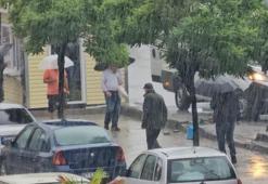 Sağanak etkili oldu, vatandaşlar saçak altlarına sığındı